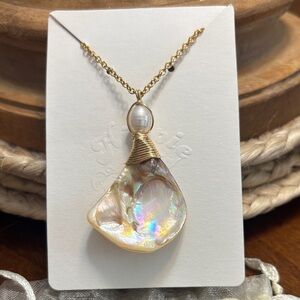 Elegant Gold and Pearl Pendant Necklace